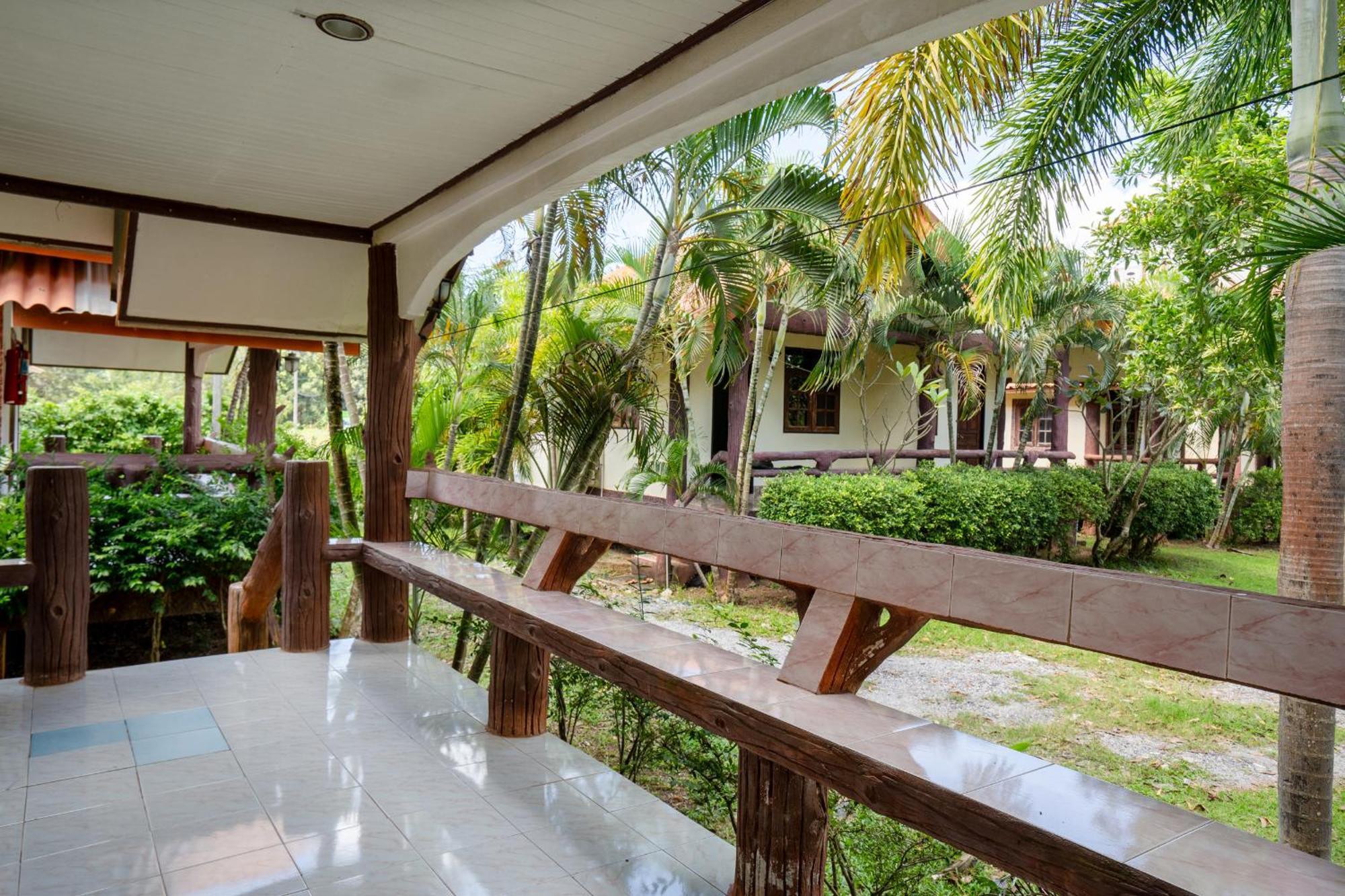 Lanta School Beach Resort Ko Lanta Esterno foto
